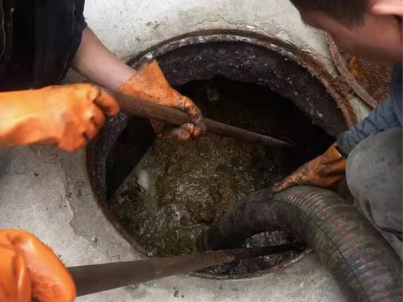 南涧清理化粪池时如何避免沼气的危害？